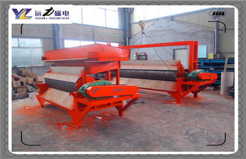 廣東鈦尾礦濕式磁選機(jī)_廣東鈦尾礦濕式磁選機(jī)鐵精粉流程及轉(zhuǎn)速有什么規(guī)定 ,在保證選礦效果的前提下，如果礦漿流速越快，則設(shè)備在單位時(shí)間內(nèi)處理能力及單位時(shí)間內(nèi)精礦的產(chǎn)量提升，同時(shí)由于 減少了電耗、人工成本等選礦成本，有利于選礦收益的增加。而實(shí)際選礦生產(chǎn)中，礦漿流速是受到諸多限制的，不可能無(wú)限制的提高礦漿流速來(lái)提升選礦收益。 一、廣東鈦尾礦濕式磁選機(jī)_廣東鈦尾礦濕式磁選機(jī)鐵精粉流程及轉(zhuǎn)速有什么規(guī)定 1、從選礦作用力的角度考慮。流經(jīng)磁選工作面的礦漿速度決定了作用于沉積在梯度吸附區(qū)域表面顆粒上的剪切力，因此，影響到磁性chanp-in的回收率和品位，一般情況下，流速過(guò)高時(shí)會(huì)造成磁性超貧品位的增加而同時(shí)損失部分回收率。 2、選擇不同號(hào)磁選機(jī)設(shè)備是根據(jù)客戶產(chǎn)量及需求而定，而我們遠(yuǎn)力磁電選礦設(shè)備廠生產(chǎn)小磁選機(jī)也是根據(jù)客需求而定制，隨著路打開(kāi)，越來(lái)越多小產(chǎn)量客戶來(lái)選擇小磁選機(jī)，它在市場(chǎng)上有***客戶群。遠(yuǎn)力磁電選礦機(jī)械小磁選機(jī)設(shè)備筒皮采進(jìn)耐磨涂層替了普通筒皮，耐磨度了8-10倍左右，同時(shí)磁選機(jī)滾筒是***度稀土永磁材料來(lái)制造，這樣保證磁選機(jī)磁力持久性，磁場(chǎng)可以從500GS-13500GS以上都可以定制，合理結(jié)構(gòu)設(shè)計(jì)及磁系組裝 二、廣東鈦尾礦濕式磁選機(jī)_廣東鈦尾礦濕式磁選機(jī)鐵精粉流程及轉(zhuǎn)速有什么規(guī)定 1、濕式磁選機(jī)有三種槽體：順流槽體、逆流槽體、半逆流槽體。不一樣槽體對(duì)于物料的精細(xì)度的工作也不一樣，這個(gè)詳細(xì)的選擇還要依據(jù)周身環(huán)境的，地質(zhì)及物料的特色，然后結(jié)合自然條件選擇再依據(jù)設(shè)備的特色進(jìn)行選擇，防止出現(xiàn)“不適應(yīng)”運(yùn)作疑問(wèn)出現(xiàn)。 2、濕式磁選機(jī)三種槽體的特色：順流式濕式磁選機(jī)相對(duì)逆流式和半流式的槽體來(lái)說(shuō)，它的處理才能大，順流式槽體適宜于處理較粗粒度的強(qiáng)磁性物料的粗選和精選。順流式磁選機(jī)有一個(gè)需要特色留意的地方即是：***嚴(yán)厲的操控給礦的粒度，不能過(guò)大或許過(guò)小，過(guò)大的時(shí)分脈石與磁性物體別離不開(kāi)，磁性礦粒簡(jiǎn)單損失于尾礦，會(huì)下降精礦的質(zhì)量。順流式槽體濕式磁選機(jī)可以完成連體機(jī)工作，進(jìn)步精礦的質(zhì)量。 3、逆流式磁選機(jī)適宜于細(xì)粒強(qiáng)磁性礦藏的粗選與掃選工作，回收率較高，但精礦檔次較低。由于粗粒物料易沉積阻塞選別空間，更不容別離開(kāi)來(lái)，所以逆流型磁選機(jī)不適于處理粗粒物料，盡量防止運(yùn)用逆流式濕式磁選機(jī)進(jìn)行精選，牢記。 4、半逆流磁選機(jī)它一起具有自己順流槽體的優(yōu)勢(shì)和逆流槽體的優(yōu)勢(shì)，半逆流磁選機(jī)在礦設(shè)技術(shù)流程中所占的比重略大。它充分體現(xiàn)了順流式和逆流式的優(yōu)勢(shì)，而且還逾越了那兩種槽體，由于它還適宜于處理0.5mm以下的礦粒的粗選和精選，不光可以多臺(tái)串聯(lián)和并聯(lián)，還可以完成屢次的掃選和精選。