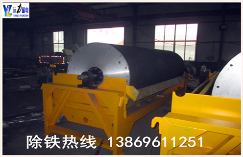 小型強(qiáng)磁磁選機(jī)價(jià)格,遠(yuǎn)力生產(chǎn)的小型皮帶式磁選機(jī),采礦不使用水,而且價(jià)格低,質(zhì)量好,可以使貧礦變富礦,分選效果好,生產(chǎn)效率高,處理能力強(qiáng),使用范圍廣等優(yōu)點(diǎn). 1.小型強(qiáng)磁磁選機(jī)是主要的選礦方法 選礦時(shí)間長,始終遵循濕法礦物加工方法.遠(yuǎn)力公司根據(jù)中國國情的現(xiàn)時(shí)要求,經(jīng)過多年的努力,無水磁選機(jī)的成功開發(fā),這種磁選機(jī)無二次污染,工藝簡(jiǎn)單的專利產(chǎn)品 - 干式磁選機(jī),打破了原來的磁鼓磁選機(jī)基于開磁原理三級(jí)漸進(jìn)復(fù)合磁系統(tǒng)放置方法,充分利用磁,重力,離心力的相互作用原理,有利于提高分選過程磁反轉(zhuǎn)的強(qiáng)度和速度. 2.小型強(qiáng)磁磁選機(jī)的分選擇效果好 行簡(jiǎn)單的小型磁選機(jī). 采用磁分離專利技術(shù)還增加了分揀計(jì)劃,提高分揀精度,無論硬礦石軟,無論粗顆粒,細(xì)顆粒,所有類型的選礦機(jī)都可以自動(dòng)調(diào)度,分選效果控制在許可范圍內(nèi).