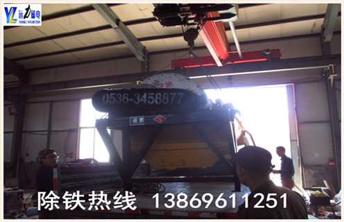 2.小型強(qiáng)磁磁選機(jī)的分選擇效果好 行簡(jiǎn)單的小型磁選機(jī). 采用磁分離專利技術(shù)還增加了分揀計(jì)劃,提高分揀精度,無論硬礦石軟,無論粗顆粒,細(xì)顆粒,所有類型的選礦機(jī)都可以自動(dòng)調(diào)度,分選效果控制在許可范圍內(nèi). 3.遠(yuǎn)力小型強(qiáng)磁磁選機(jī)創(chuàng)新產(chǎn)品 以燒結(jié)釹鐵硼"管包裹動(dòng)態(tài)半封閉磁性系統(tǒng)"專有技術(shù)為中間,開發(fā)了一系列干式磁選機(jī),時(shí)間一直是定型產(chǎn)品的發(fā)展: 4.小型強(qiáng)磁磁選機(jī)的處理量及型號(hào) CTG-620干滾筒式粗軋機(jī)(粗軋?jiān)O(shè)備可用于豐富河砂,砂鐵礦,鐵礦石等)處置量:100-125t / h CTG-824干滾筒粗選機(jī)(粗機(jī)設(shè)備可用于豐富河砂,砂鐵礦,劣鐵礦等)處置能力:125-150t / h CTG-8180干滾筒粗軋機(jī)(粗軋?jiān)O(shè)備可用于貧礦,尾礦,河砂,鋼渣等)處置能力:50-80t / h