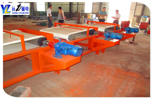 干式磁選機工作原理及參數,遠力磁電生產的干式磁選機,所選擇的礦物主要是石英砂,石英砂其實是一種重要的非金屬礦物,主要是被石英石加工破碎.石英砂的一個重要應用是作為陶瓷體和釉料原料使用,但往往含有赤鐵礦,褐鐵礦,黑云母等雜質. 1.干式磁選機的工作原理 石英砂干式高強磁磁選機可以去除一種鐵雜質,提高煅燒后石英砂的亮度,以及陶瓷制品的光澤度,從而提高產品的價值石英砂干式高強度磁選機使用帶式分選結構,在整個工作區(qū)從進料到物料,由帶驅動的材料,物料可以進行多次磁力攪拌,同時起到水沖洗的作用,去除磁性尾礦,帶有磁性將礦物輸送到選板機的退磁區(qū),使得具有磁性的礦物通過退磁裝置去除,完成修整過程,機器功率小,處理量大,磁場強度高,實現質量好,可以獲得更大的效益.