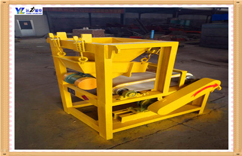 2..干式磁選機的磁系結構及參數 2.1.采用優(yōu)質材料作為磁性介質,磁場可有效聚合,有效磁分離磁感應強度高,磁場強度7000至14000GS; 2.2.磁系統(tǒng)采用NdFeB高 2.3.節(jié)能環(huán)保:設備采用永磁體系統(tǒng),石英砂干式高強度磁選機低功耗,無勵磁和無耗電.磁系統(tǒng)不需要能量和冷卻系統(tǒng),結構緊湊,重量輕,占地面積小,制造和運行成本低,操作和維護方便,性能穩(wěn)定.低成本設備,空間發(fā)展理想; 2.4.設備用于刷洗卸礦,完全卸料,防止細礦物在工作區(qū)的吸附; 2. 5.適用范圍廣,礦物分選,分選效果高,濃度高,尾渣少.石英砂干式高強度磁選機有很多特點.