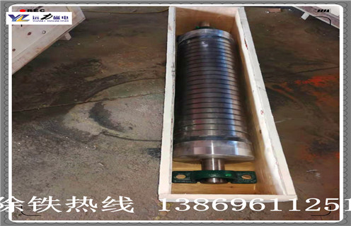 　　褐鐵礦專用輥式磁選機，輥式磁選機主要適用于塊狀的褐鐵礦需要破碎、球磨后再磁選，按照選礦效果水選強磁磁選機的選礦效果佳，一般作為精選使用可一次性提高褐鐵礦10-20個品位。褐鐵礦磁選機的磁場可達到16000高斯，是專門針對褐鐵礦、錳礦、赤鐵礦等弱磁性礦的一種磁選設備。  　　一、褐鐵礦專用輥式磁選機主要用途  　　該設備用于褐鐵礦，赤鐵礦，氧化錳，碳酸錳礦選礦，設備的磁場強度在9000-12000Gs，磁場梯度大、用電量少、性能穩定。該系列設備用于低品位褐鐵礦，赤鐵礦，氧化錳，碳酸錳礦的分選，能一次性提高3-15個品位，很好地解決了歷來低品位褐鐵礦，赤鐵礦，氧化錳，碳酸錳礦不能入爐冶煉、銷售難的問題，為低品位礦石找到了出路，能產生可觀的經濟效益。該設備投資回報高，是投資少見效快的好項目。  　　二、褐鐵礦專用輥式磁選機工作原理  　　1、將3-5毫米的原礦送入上料斗，經過振動電機振動布料，出料量可通過手輪來進行精確調整。磁輥通過調速電機拖動，轉速的快慢通過調速表來進行調節，可控制磁選機的產量和精礦品位。  　　2、礦粒經輸送帶被送入上磁輥分選，由于褐鐵礦，赤鐵礦，氧化錳，碳酸錳礦的礦粒有磁性，立即被強磁場吸附在磁輥上，脈石粒(雜石、砂土)由于沒有磁性(磁性很弱)，磁輥的強磁對它不產生吸力，隨著磁輥的轉動，礦粒一直被吸在磁輥上，而脈石粒在磁輥轉到前端位置時被拋出掉在隔礦板的前面(通過改變隔礦板角度的大小可調整精礦的品位)，礦粒繼續被磁輥帶到脫磁區時自動掉入一選集礦斗收集為精礦成品。  　　3、由于上磁輥掉下的脈石中還夾帶有一些磁性更弱的礦粒，它們將進入下磁輥繼續進行磁選，磁選后的成品礦粒進入二選集礦斗收集為成品，被拋出的脈石經尾礦口排出，至此磁選工序結束。由于原礦中的脈石被拋棄。  　　4、所以使褐鐵礦，赤鐵礦，氧化錳，碳酸錳的品位得到提高。整臺設備的用電量僅為4KW左右，磁選投入成本是相當低的。干濕式永強磁選礦機是我公司自主研究開發的高新技術產品，技術已相當成熟。  　　三、褐鐵礦專用輥式磁選機磁選優勢  　　1.分選效果好：由于本機采取動態磁系設計，礦料在滾筒表面滑動、位移及翻滾，滾筒不沾料，有利于物料分選，初選品位可提高1-4倍，一次精選品位可達60%以上。  　　2.處理能力大：由于本公司采用包裹式開放磁系，物料不裹團，無堵塞現象，因此處理能力大，單臺初選機的處理原礦量可達50噸以上，還可多機并列并聯使用，可成倍提高產量。  　　3.適應行業廣：本公司干式磁選機，分四大類，有二十多個品種和規格型號?？梢詽M足各種鐵礦、河砂、尾礦、鋼渣、鋼灰、硫酸渣、磨料、耐火材料、制板、橡膠、糧食等諸多行業的需求，部分設備還可一機多用。  　　4.生產效果高：干選不用水，因此可不受水源限制，常年連續生產，對無水地區，季節性缺水地區，高寒地區，每年可增加100-150個工作日，有效提高設備利用率。